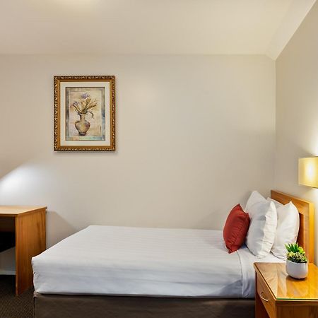 Best Western Newmarket Inn & Suites Оукланд Екстериор снимка