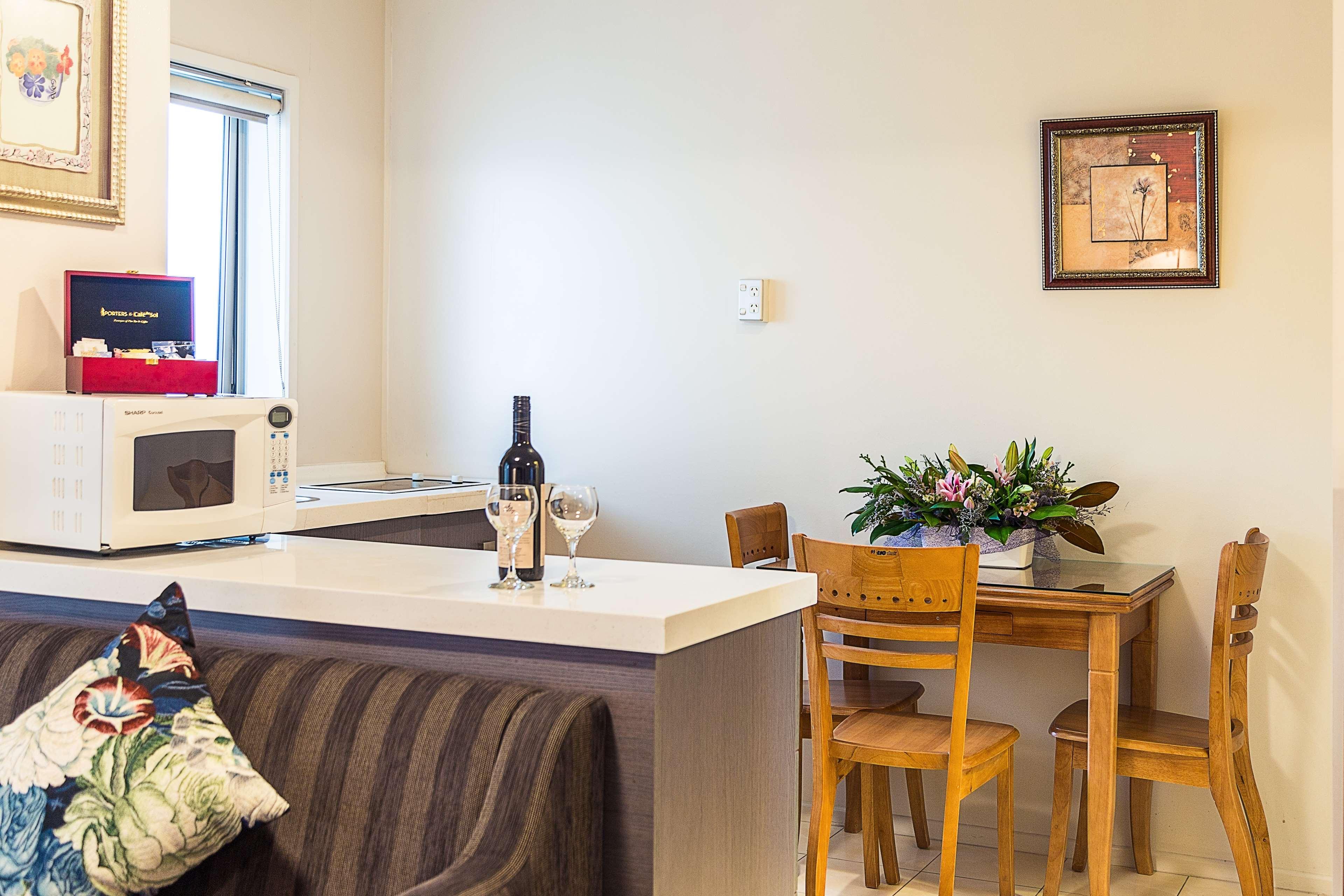 Best Western Newmarket Inn & Suites Оукланд Екстериор снимка