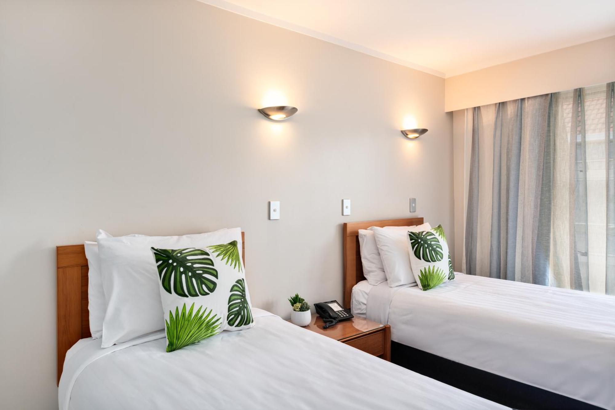Best Western Newmarket Inn & Suites Оукланд Екстериор снимка